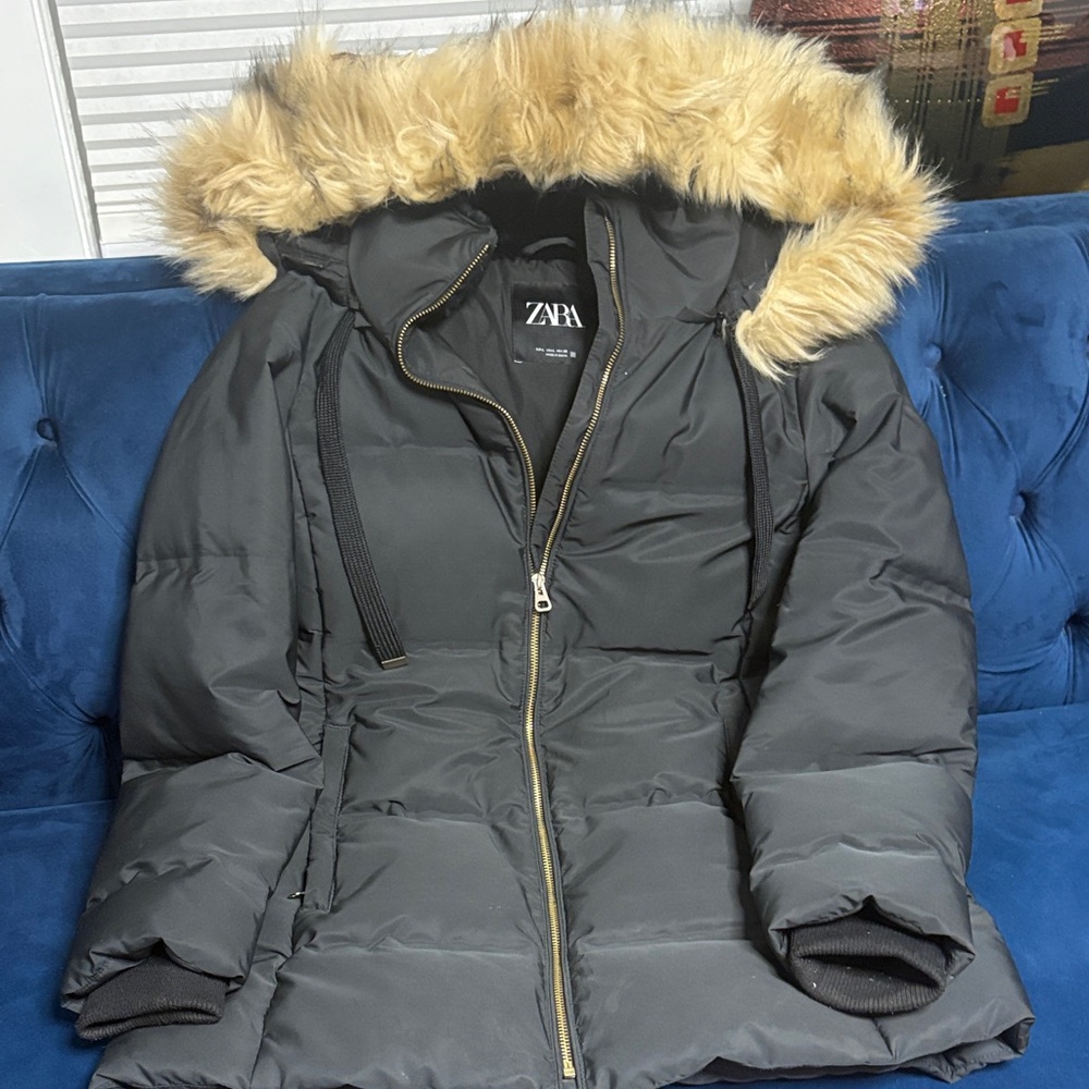 Zara Women's Black Puffer Jacket with Tan Faux Fur